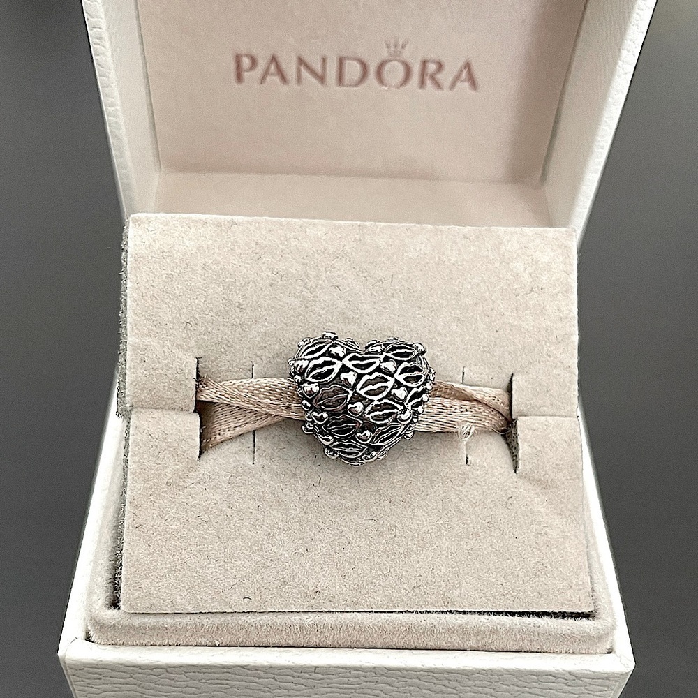 Pandora Love and Kisses Charm - Picture 1 of 3